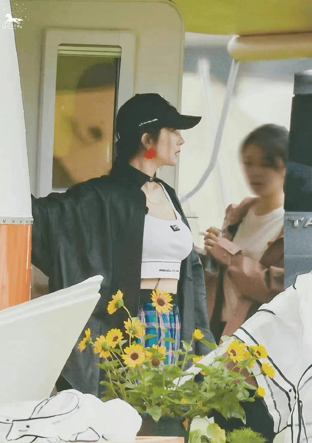 今年紧身背心穿搭太火了!不仅百搭还能打造小时尚 今年紧身背心穿搭太火了!不仅百搭还能打造小时尚