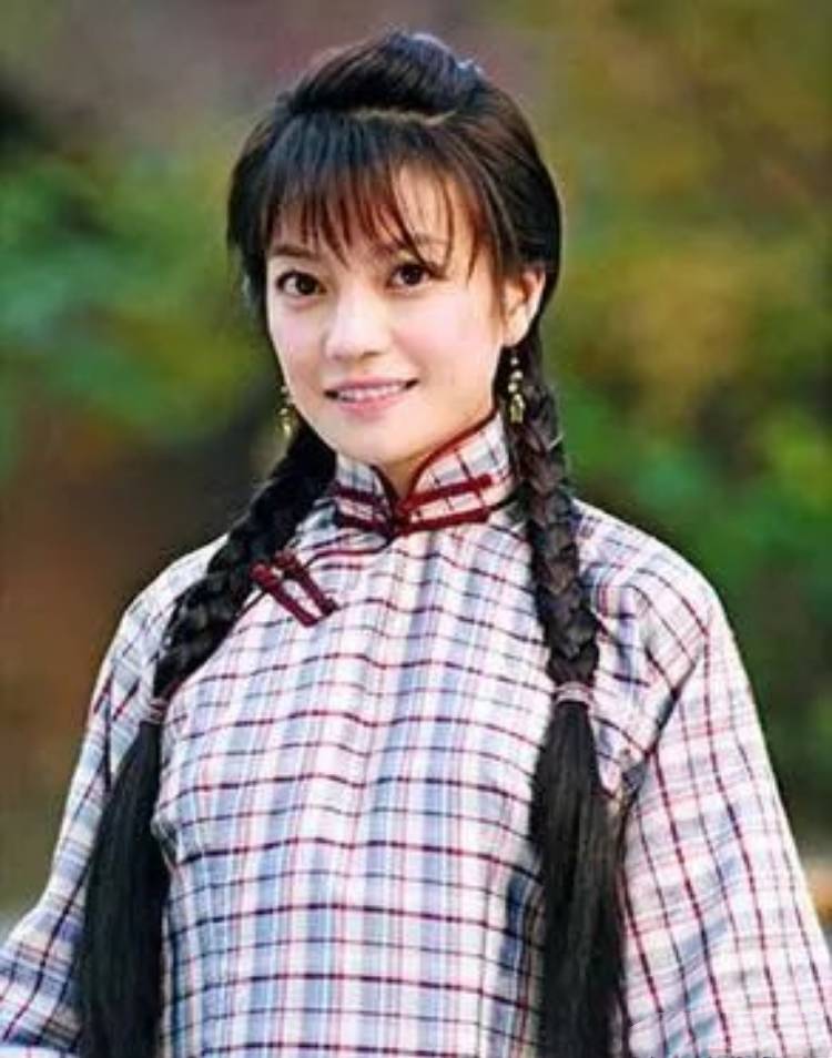曾开1600万豪车,消失1年的小燕子赵薇,为何手拿身份证现身机场_范冰冰