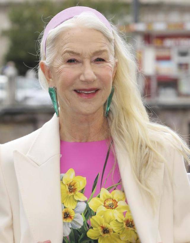 77岁外国女星不分年龄留长发,银发走红毯魅力十足_海伦·米伦_女王