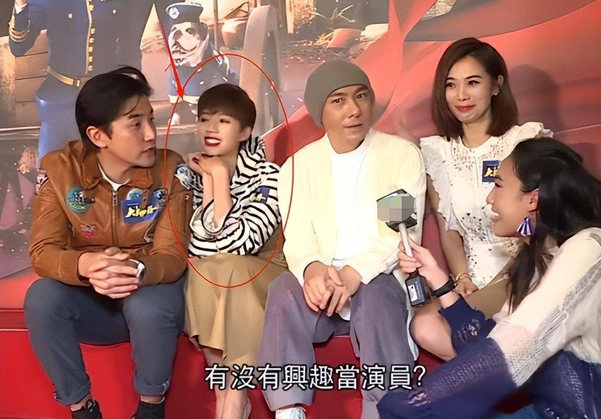 还没拍到毫无分寸感的将手搭在张振朗的肩膀上,一起看二人拍摄吻戏时