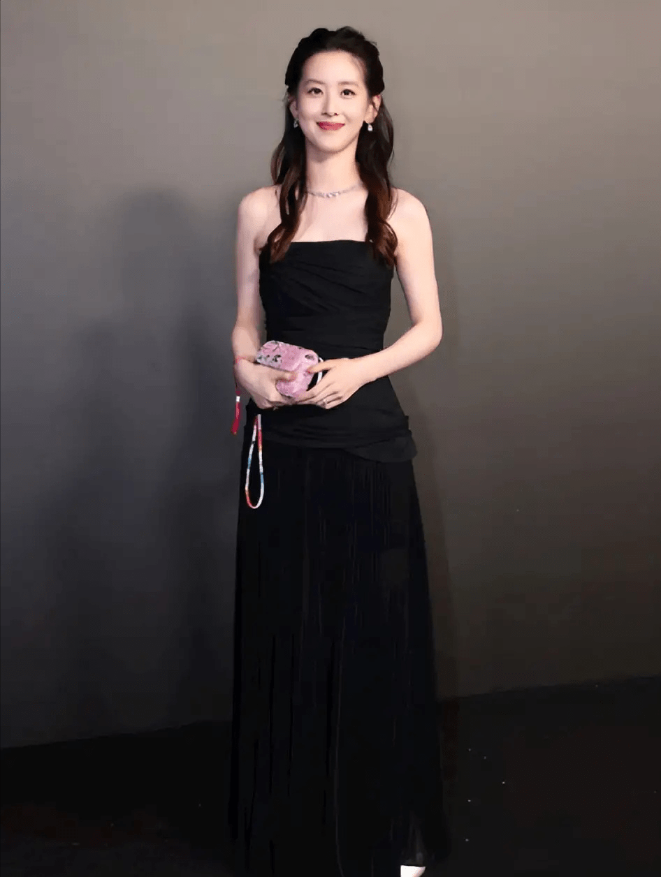 而这次出席萧邦晚宴的其他女明星们,也都是一身黑色的着装,章泽天的