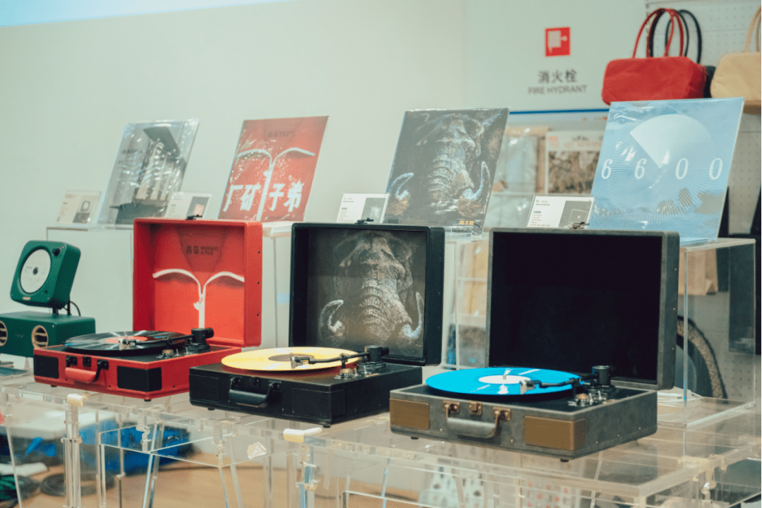 还邀请到了深圳潮流艺术媒体 社区——造的平方,带来了三番,胡威威,李