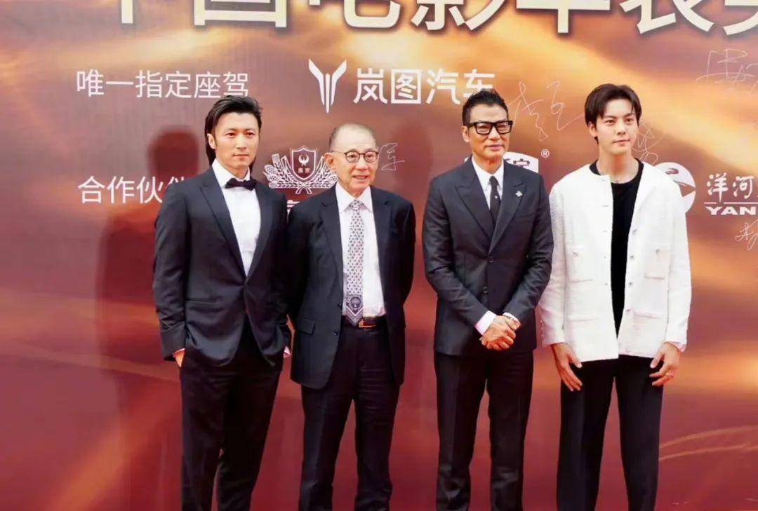 华表奖后台花絮:吴京拥抱谢霆锋,张一山逗笑关晓彤_陈伟霆_刘晓庆_一