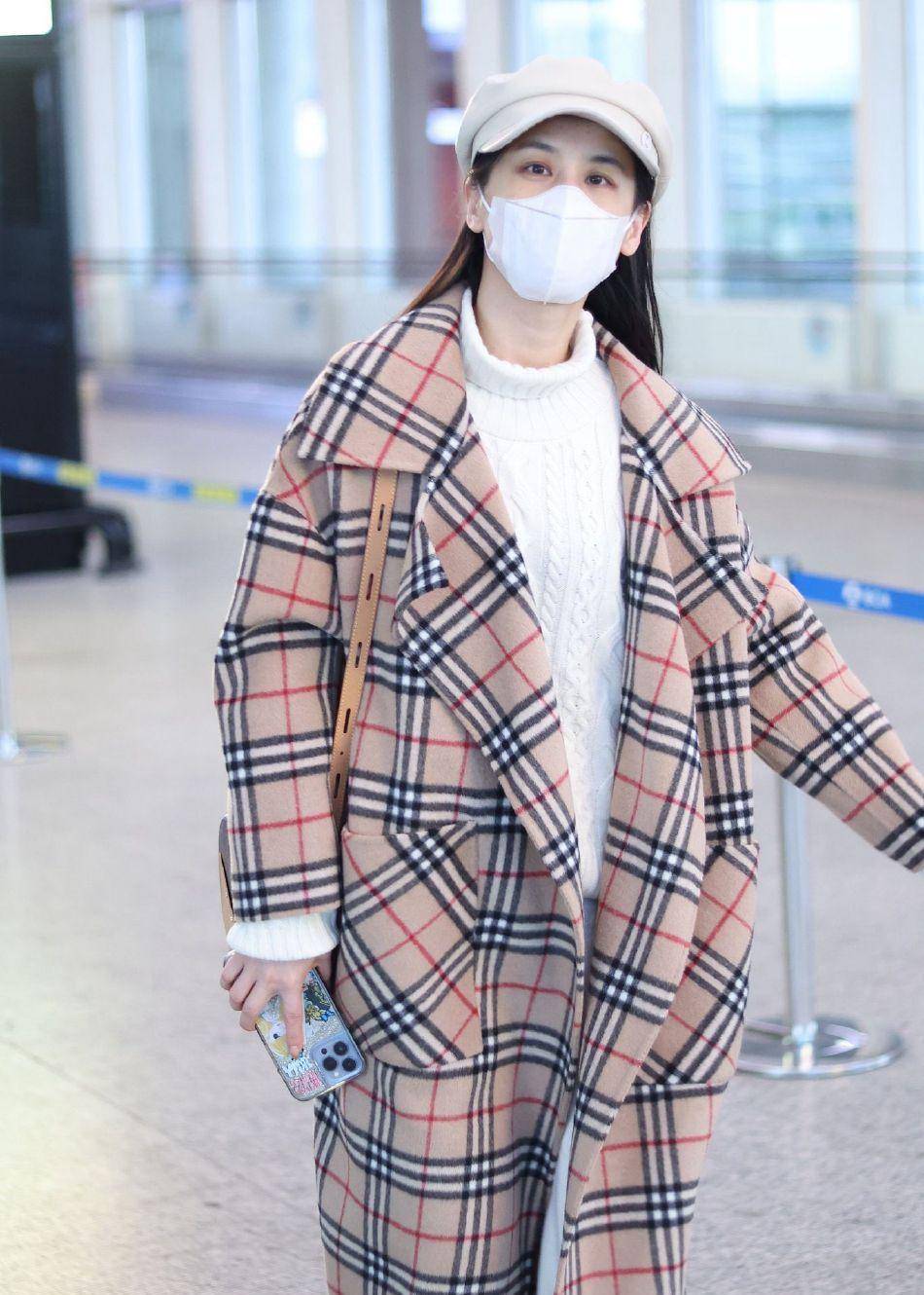 黄圣依一身潮装走机场,格子大衣阔腿裤,时髦又有气场_白色_身材_衣服