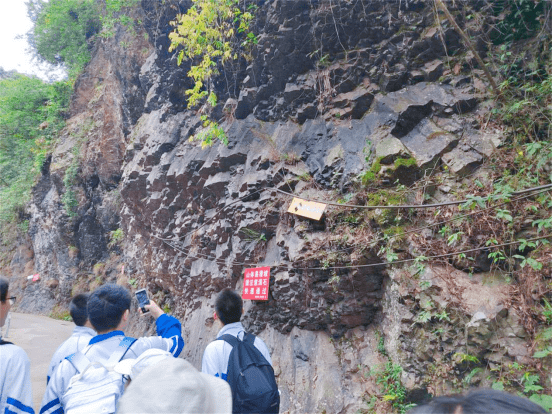 行走的地理課堂 四川大學附屬中學開展峨眉山地質考察活動_岩石_師生