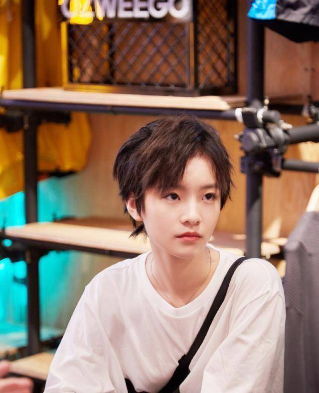 近看才发现李庚希是一个内双的姑娘,以前的娱乐圈