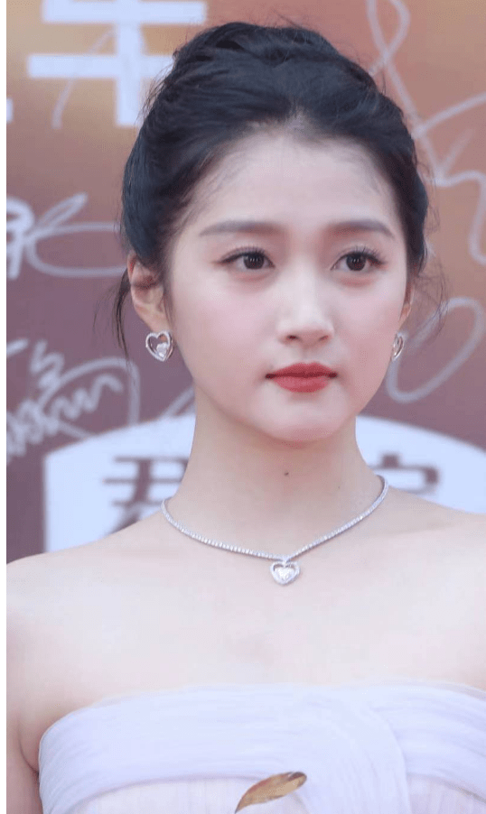 尤其是baby跟关晓彤还都不约而同的选择了大光明的盘发,只不过对比