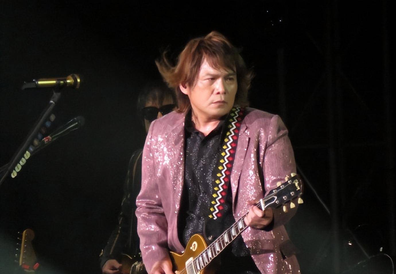 55岁伍佰演唱会,唱了几句就不唱,打扮老气显沧桑,知情人曝近况_万梓良