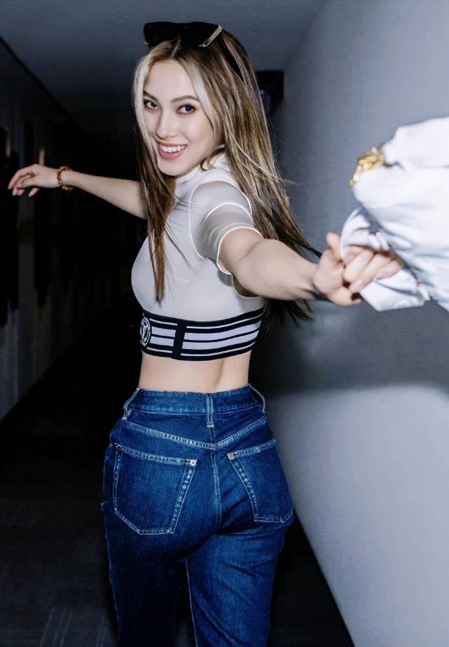 今年紧身背心穿搭太火了！不仅百搭还能打造小时尚