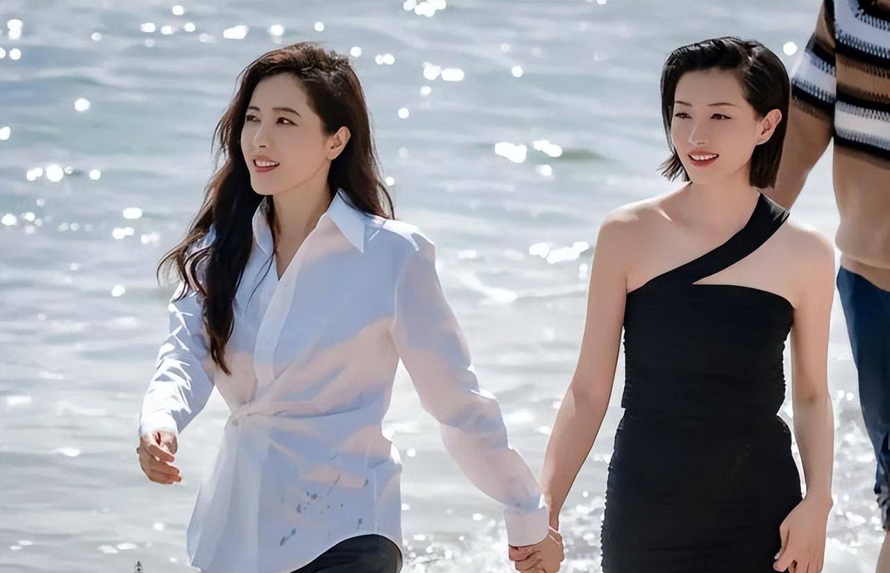 46岁的曾黎与40岁的万茜同框,白衬衫皮裤优雅减龄,她是不败的美人