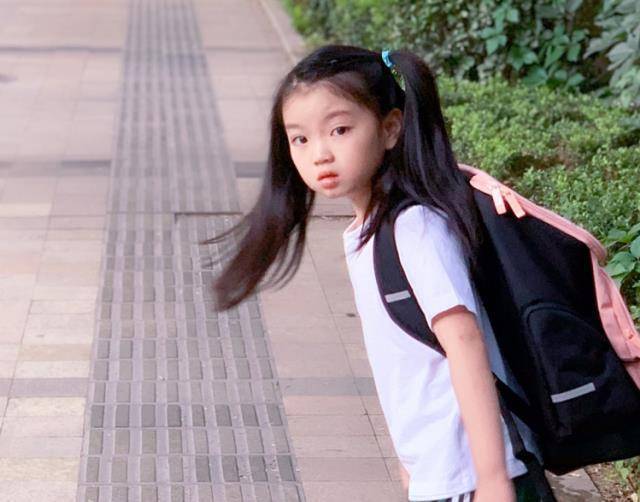 7岁阿拉蕾成小学生,扎呆萌双马尾路上开心比v,学校门口一脸委屈_节目