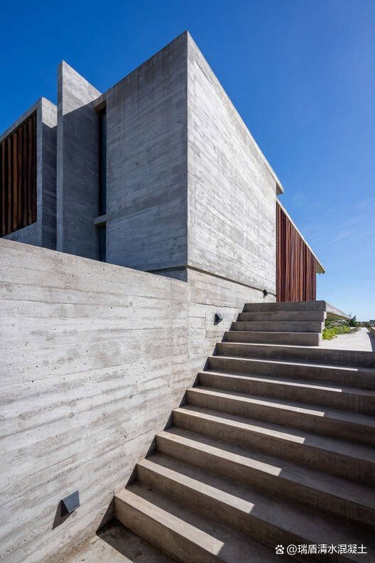 郊野上的木纹清水混凝土别墅_建筑_装饰_周边