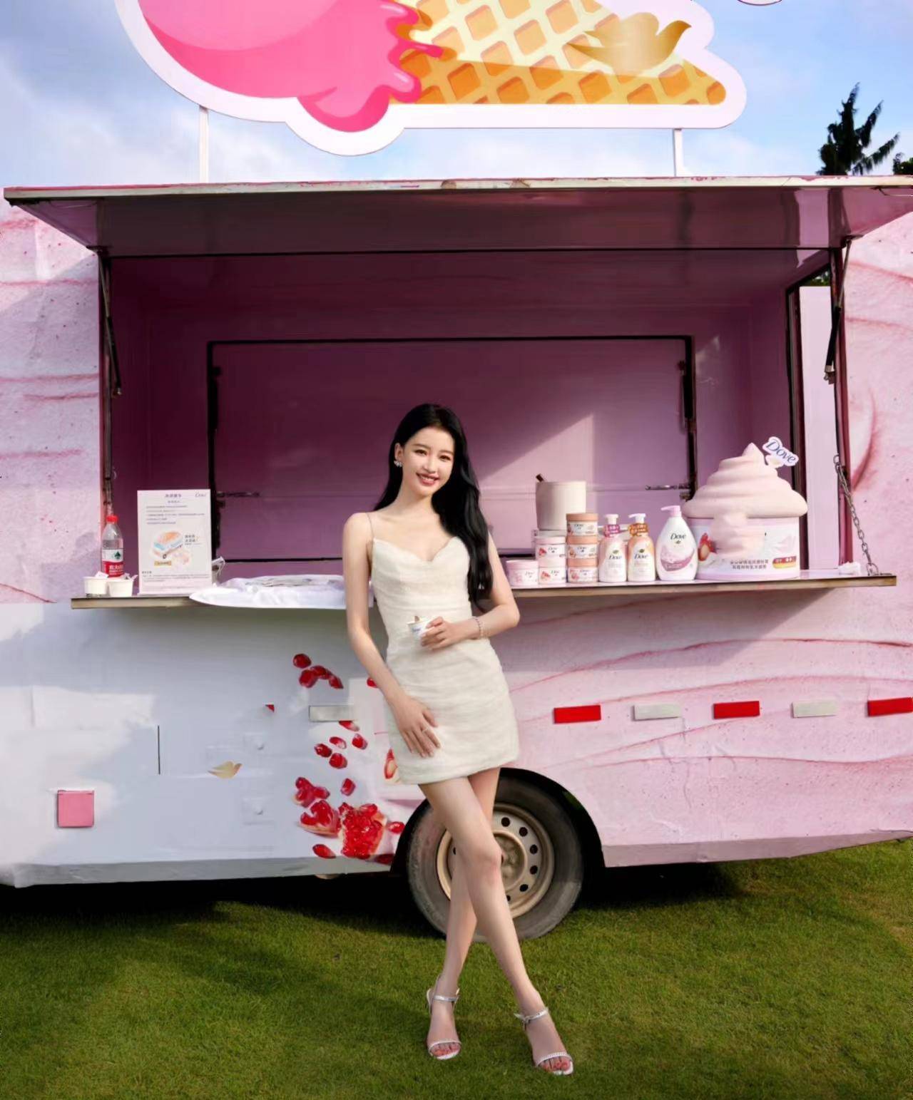 孙怡出席活动,身穿白色时尚吊带裙,温婉白皙优雅!_气质_造型_漂亮