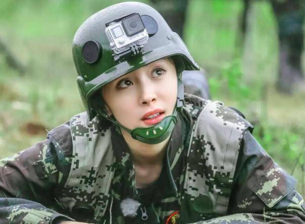 8位女星军装照:佟丽娅飒气,杨幂有灵气,孙俪最有辨识度_军人_赵丽颖