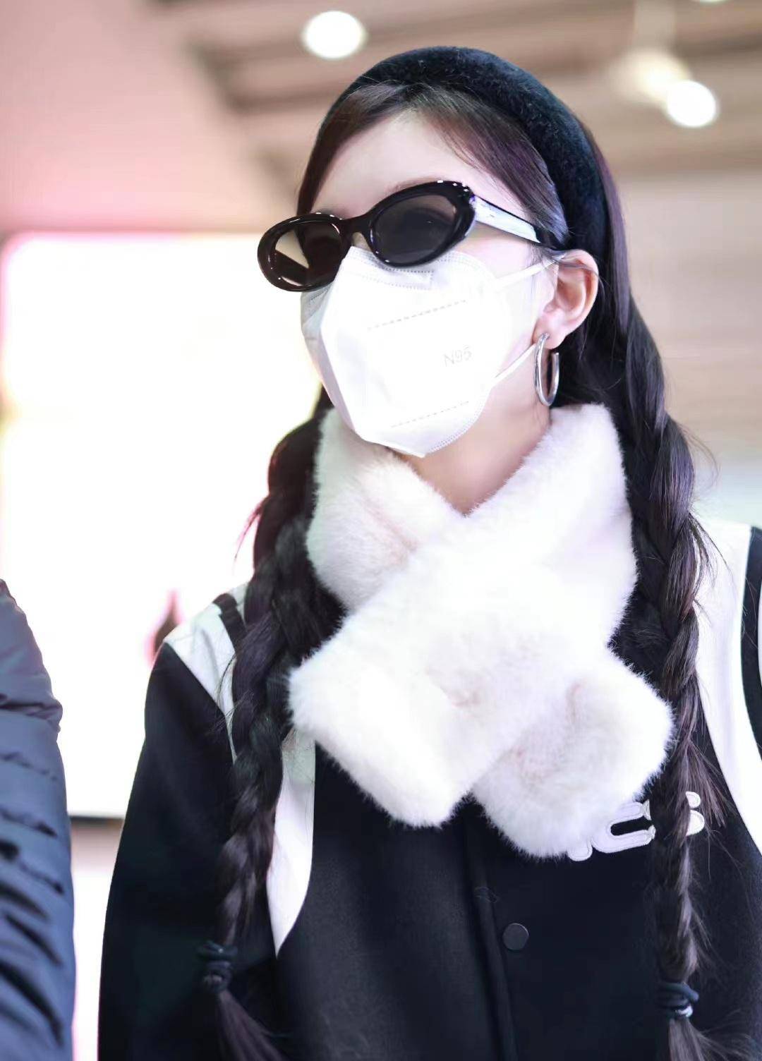 孔雪儿身穿黑白拼色棒球服和黑色长裤走入机场,他很聪明,又很暖和