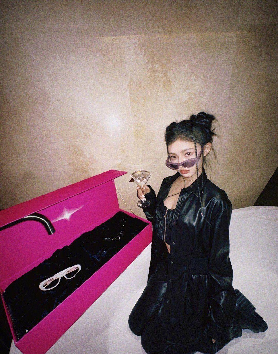 林允不愧是妥妥的辣妹,穿皮衣泡在浴缸里拍照,甜美酷酷的丸子头_少女