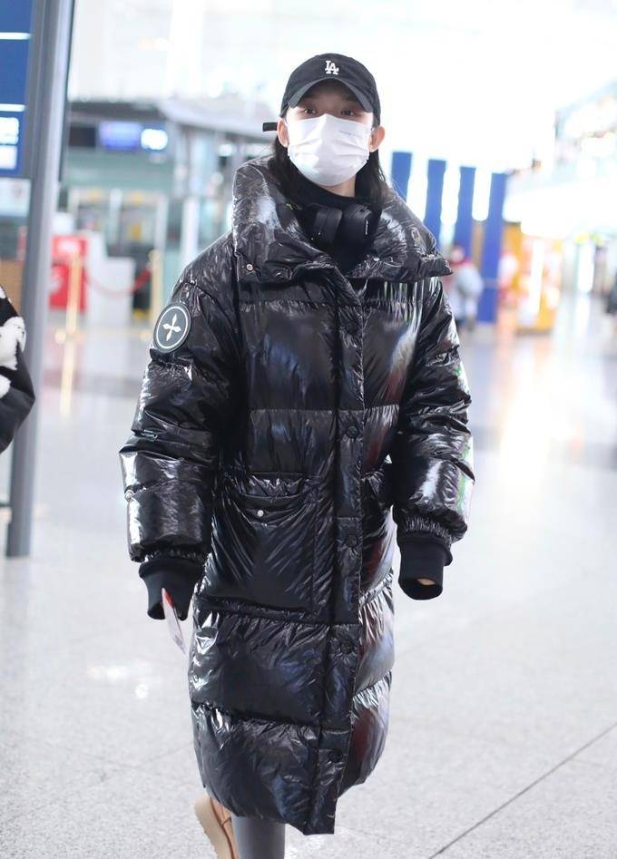 26岁林允机场新造型曝光,时尚火辣穿搭跟随他_必备_黑色_选择了