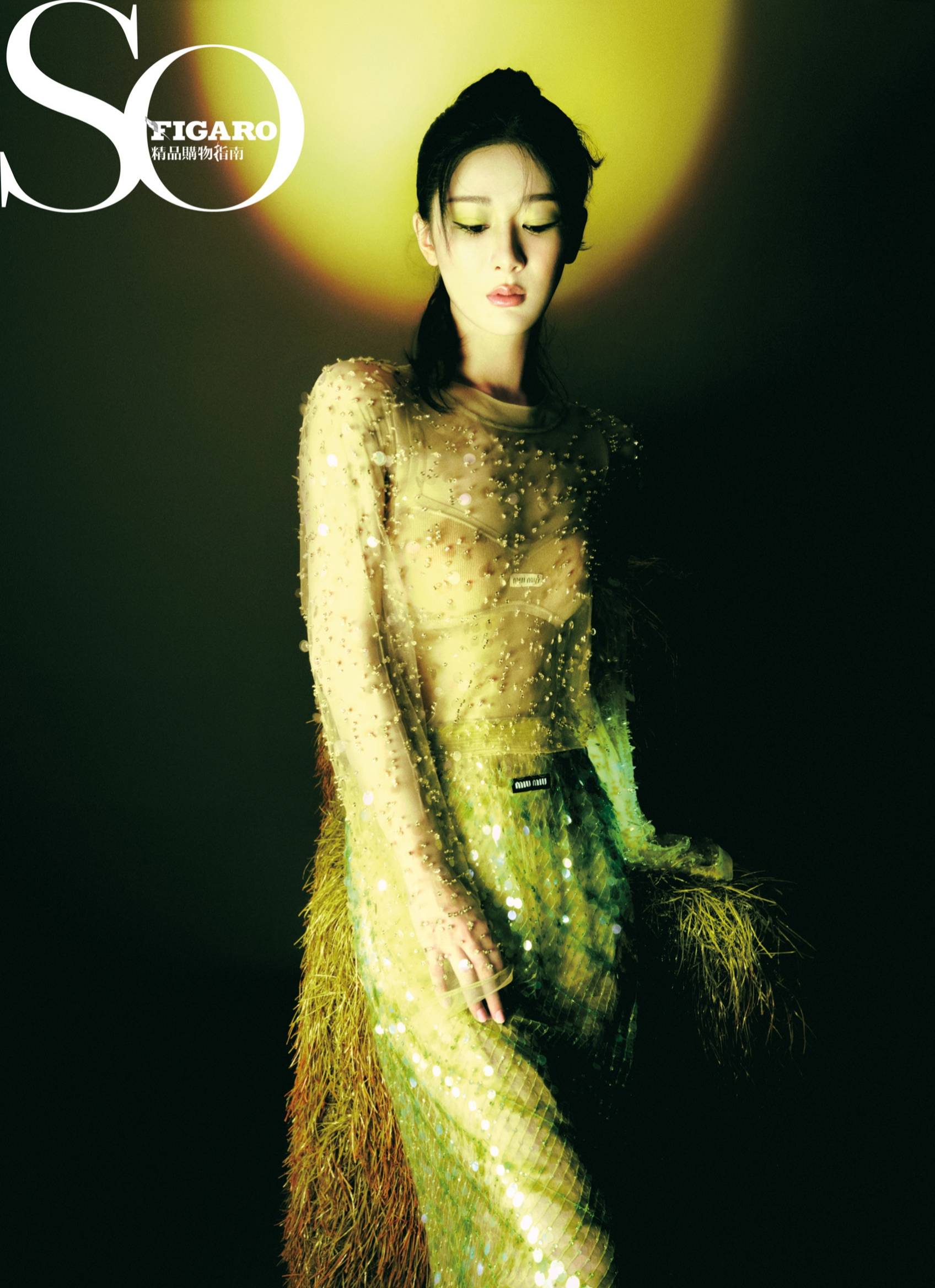 第3套则是一件西装外套搭配比基尼打底以及黑色长裙,若隐若现的事业线