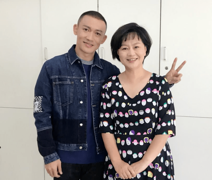 57岁鞠萍同框64岁倪萍,一个自然丰满像贵妇奶奶,一个干瘦反显老_显得