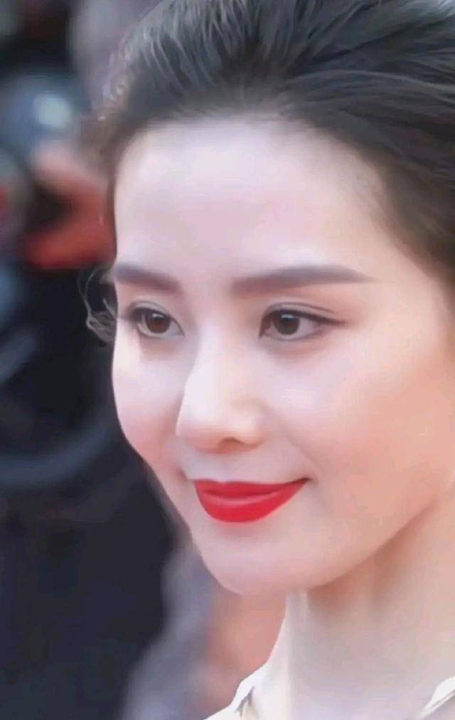 刘诗诗晒戛纳美照,皮肤白嫩气质佳,优雅魅力征服国际舞台_造型_美得