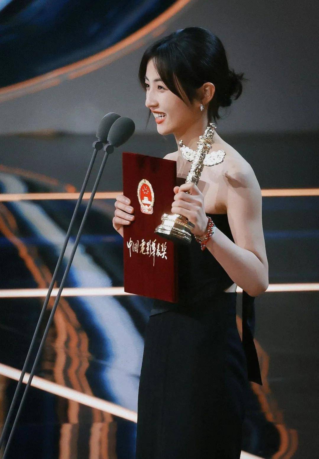 张子枫成华表奖最年轻影后,这是要赶超周冬雨沈腾为什么不愿颁奖