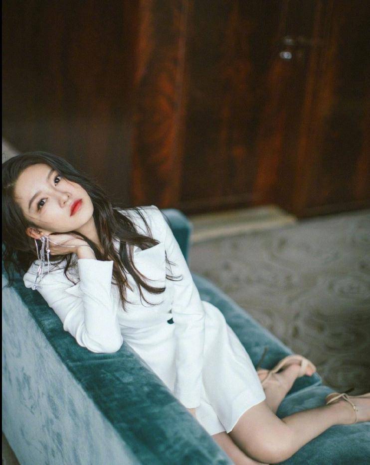 29岁气质美女李沁,甜美笑容融化人心,简约大方的穿搭清新又减龄_设计