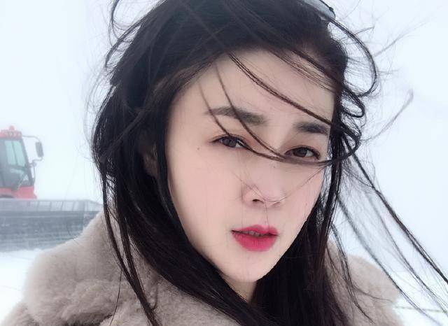 37岁赵本山女徒弟和友人喝酒小聚,风韵犹存,网友直呼:太美了_婷娜