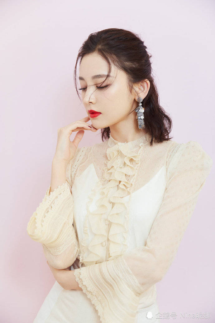 古力娜扎《喜欢你我也是》造型太公主,新发型配超模身材美成c位_衣品