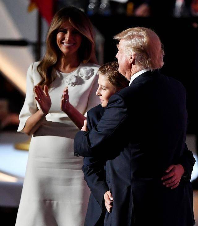 14岁巴伦好可爱,"高冷脸"秒变萌系男友,连梅拉尼娅都看懵了!