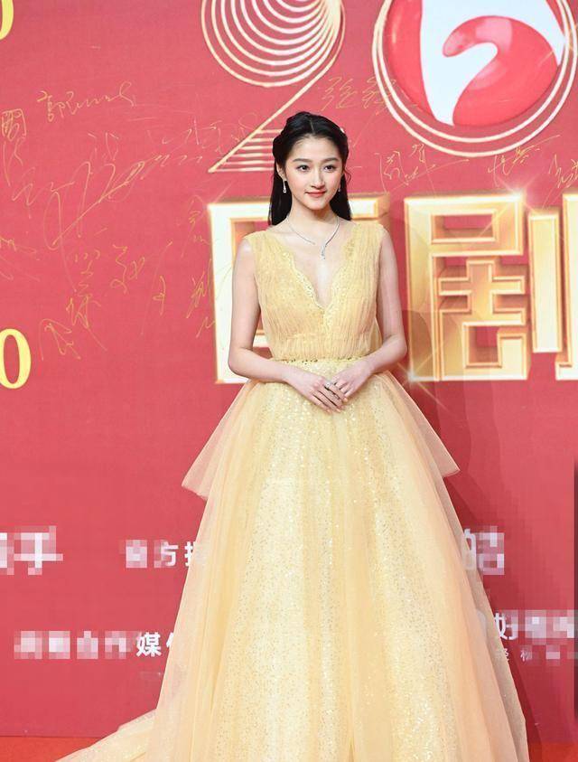 23岁关晓彤好勇敢,穿深v黄色礼服裙好妩媚,活动生图颜值好真实_显得