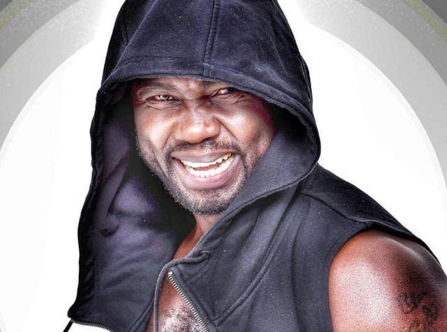 两人在一起之后,小齐做了胡斯·哥路沙的经纪人,凭借着自己的金钱和