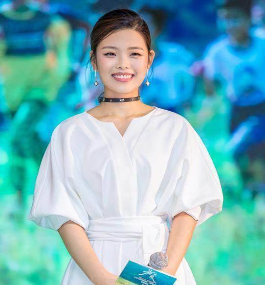 25岁王莎莎主演《旋风女队》,一袭白裙亮相太漂亮,让人刮目相看_小贝