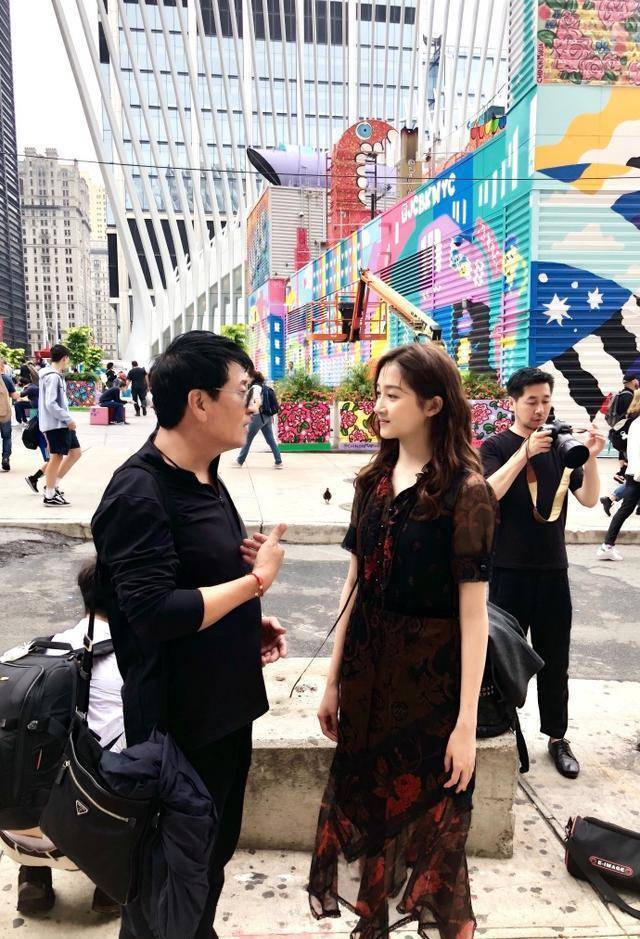 很好看,而这一次参加纽约时装周,关晓彤的爸爸关少曾也陪着女儿一起来