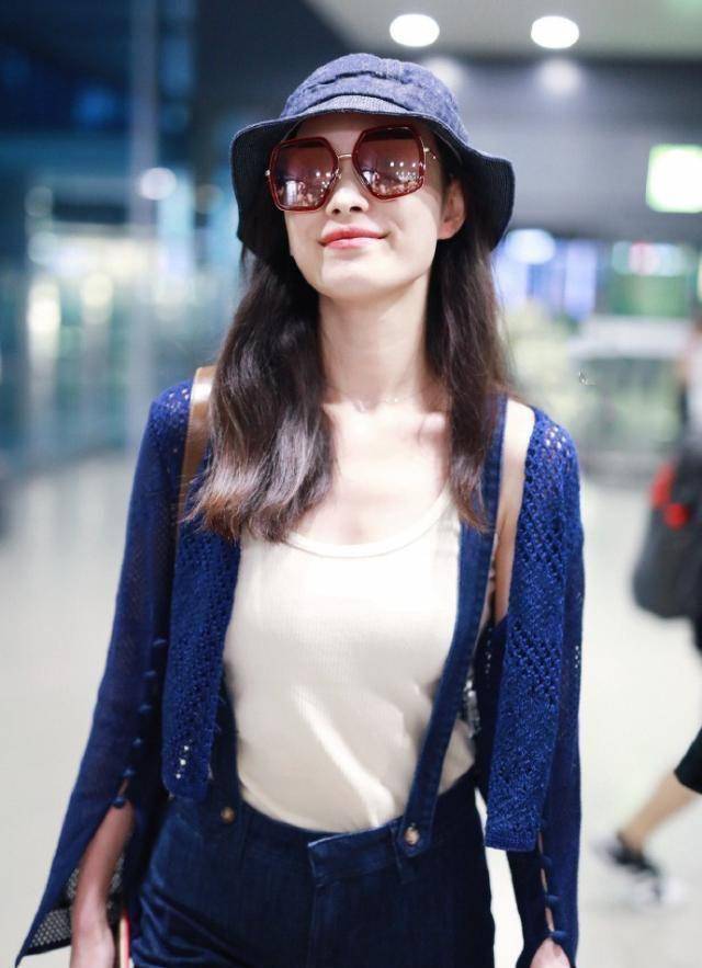 31岁倪妮罕见这么高调,背带裙走机场,配"老汉背心"美得认不出_衣品