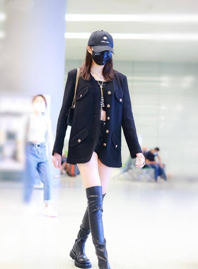 23岁关晓彤比空姐还苗条,穿西装过膝靴秀电线腿,女生都酸到不行_身材