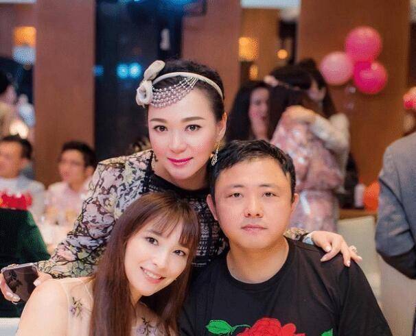 40岁吴佩慈晒一家五口照宣布怀第四胎:即将满3个月,是女宝宝_纪晓波