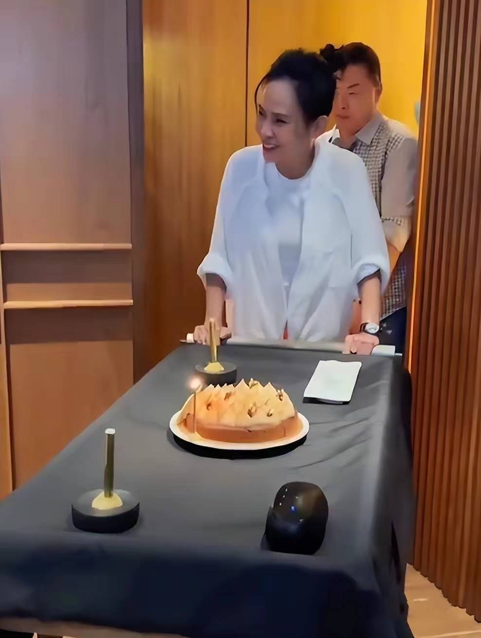 值得一提的是在周润发生日当天,周润发的女子陈荟莲还亲自推着蛋糕车