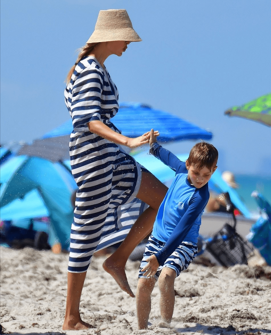 她穿条纹裙好惊艳,帅气老公8块腹肌绝了_库什纳_时尚_感觉