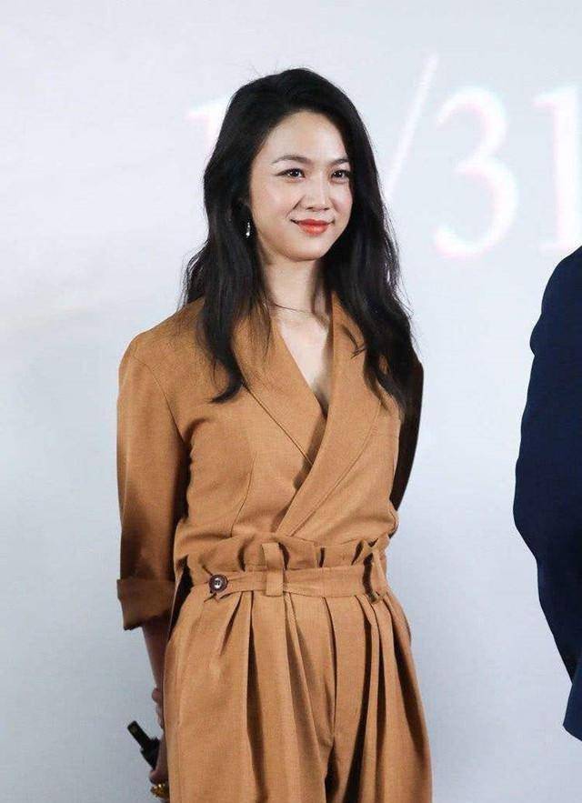 42岁汤唯罕见"真空装",大红西装系腰带秀蛮腰,频夺影后不简单_皮衣