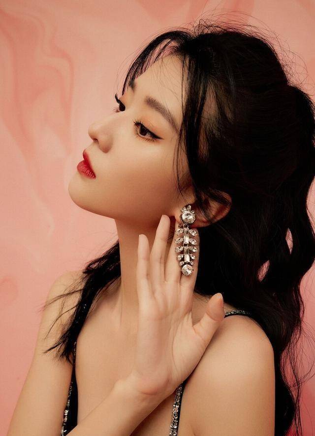 27岁乔欣够热辣,黑色小外套配钻石内衣,细腰长腿太迷人_元素_风格