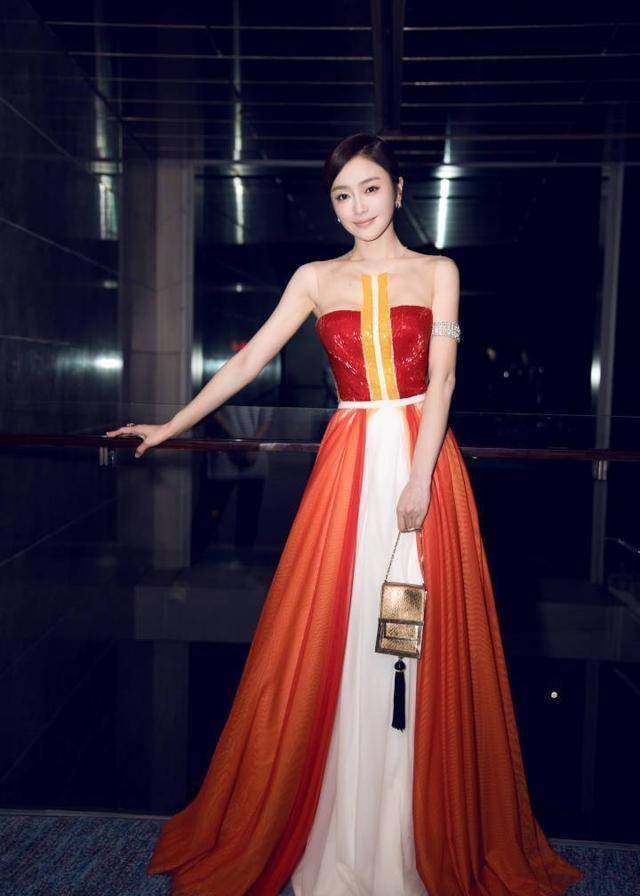 37岁秦岚身穿粉色t恤 黑色背带,秒变17岁清纯少女,网友:真嫩!