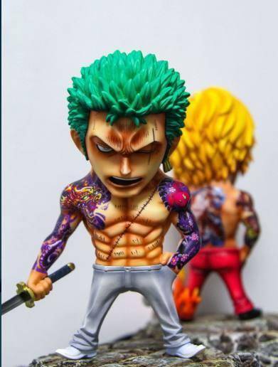 索隆花臂纹身霸气的样子不比凯多差,胸口上的伤是强者的象征,手持大刀