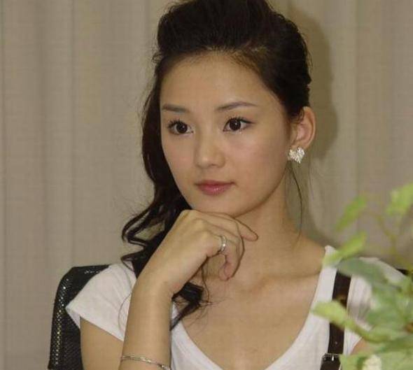 18岁靠老爸砸钱演女主,让黄圣依做配角,35岁老爸公司破产成柜姐_安琪