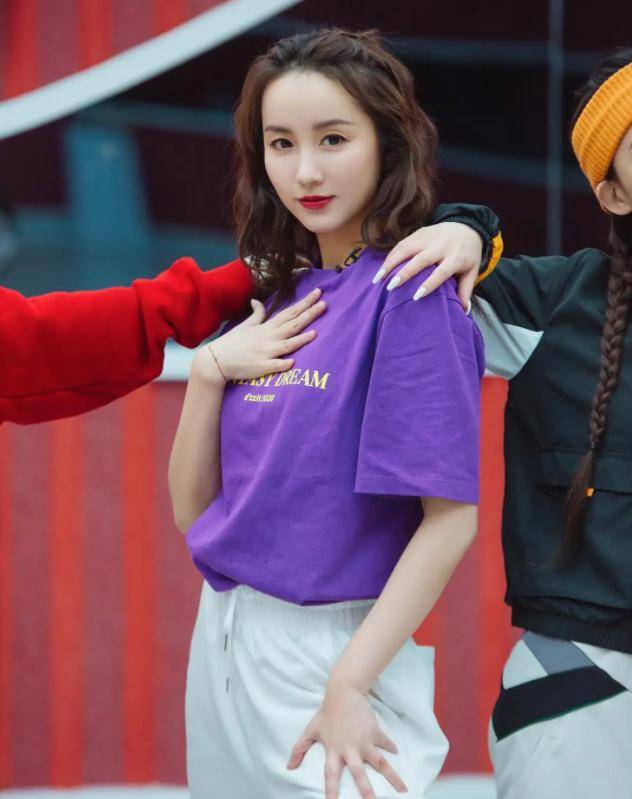 在接受采访时,也会羞涩地说"我当然最喜欢王嘉尔".