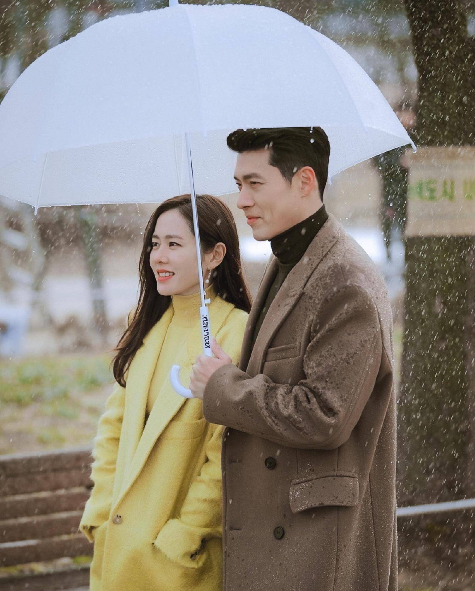 在2021年元旦,玄彬和孙艺珍官宣了恋情,跳出了《爱的迫降》里的角色