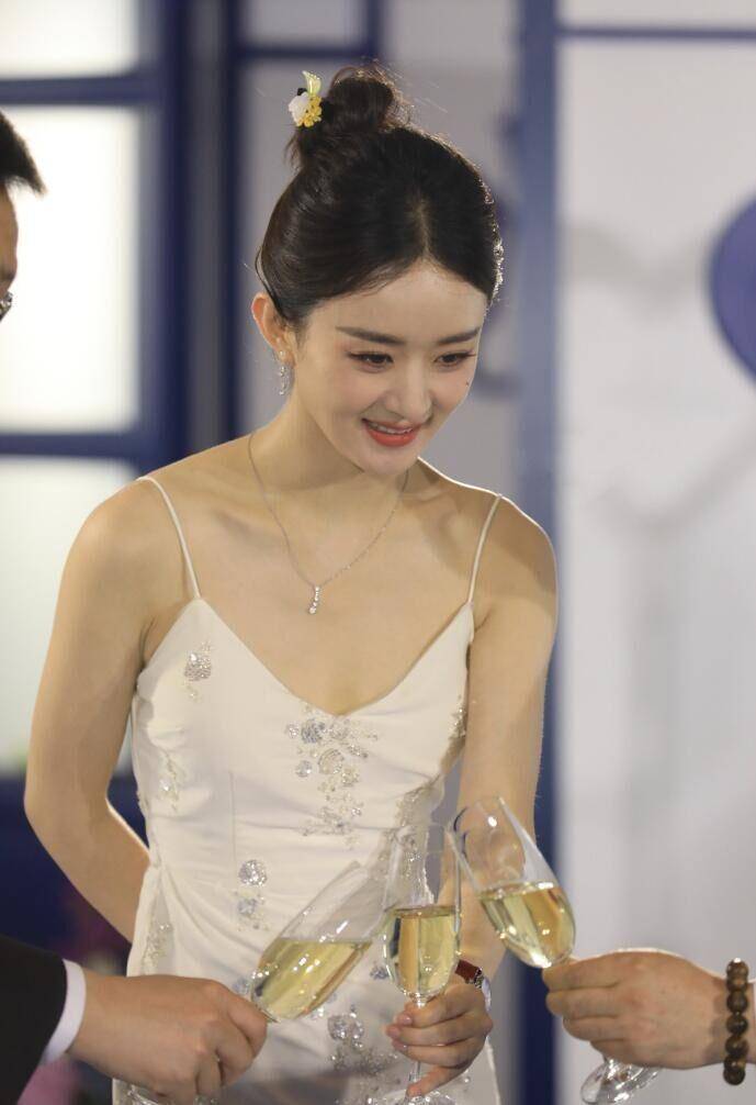 被赵丽颖惊艳到了!比20岁还像20岁,哪里像生过娃的样子?