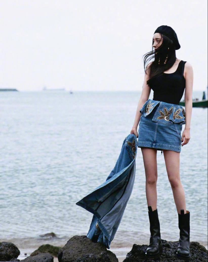 杨幂不愧是时尚女王,穿黑色短体恤配工装裤,蛮腰微露又酷又飒_演唱会