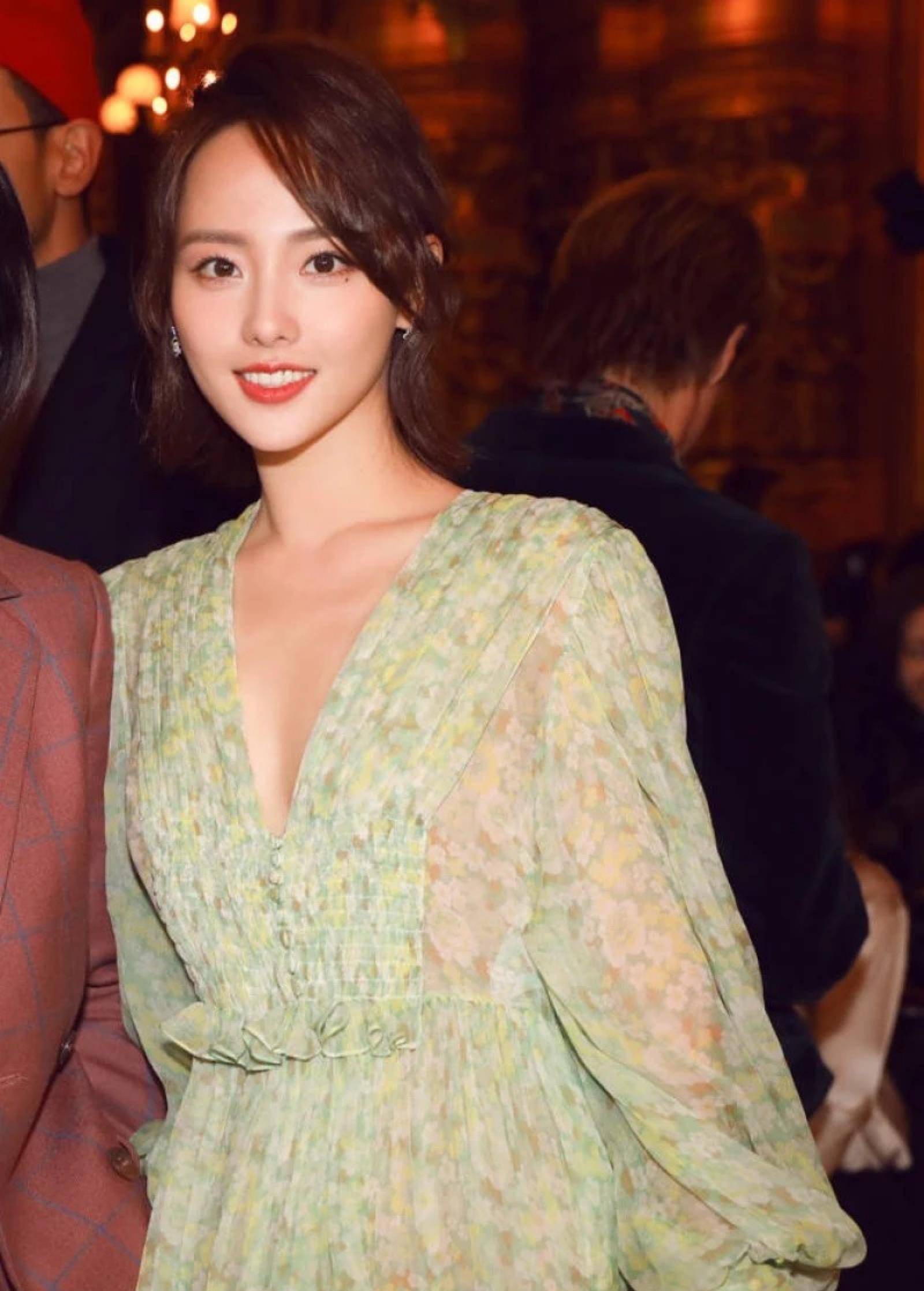 27岁嫁入豪门,老公一年给2亿零花钱,连续生两子让婆婆高兴无比_张嘉倪