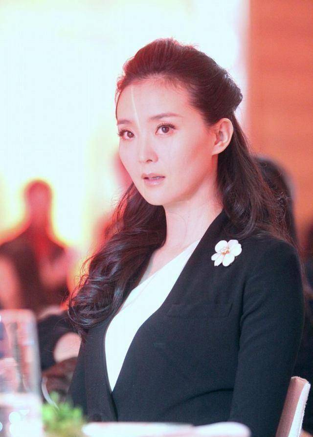 44岁王艳近照,嫁豪门大27岁老公忍气吞声,亲生儿子唤她猪头_球球