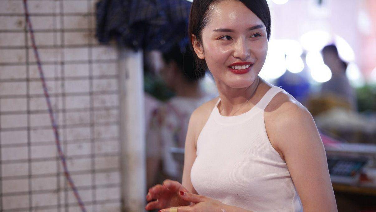 20岁猪肉"西施"摆摊3小时,100斤猪肉不够卖,顾客:人美肉香_生活_食物